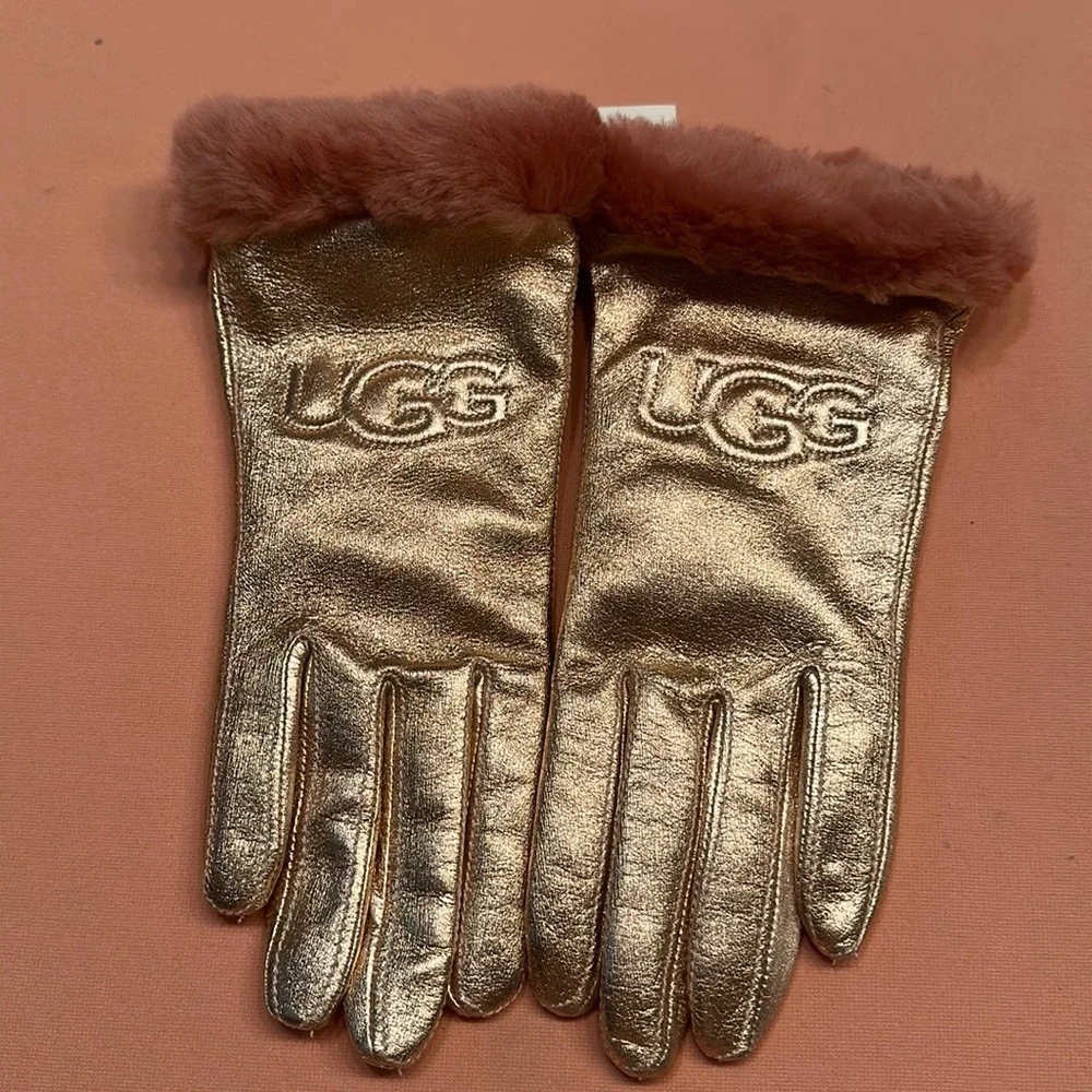 NWT UGG gloves Size large but fit more like Medium - Picture 1 of 8